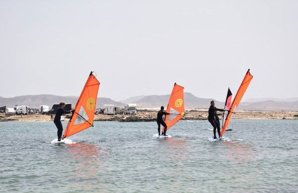Curso de windsurf en las lagunas de El Cotillo - Foto 4