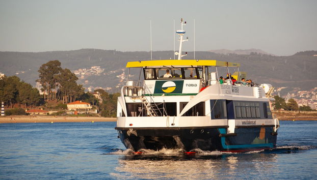Barco turístico percorrendo a Ria de Vigo