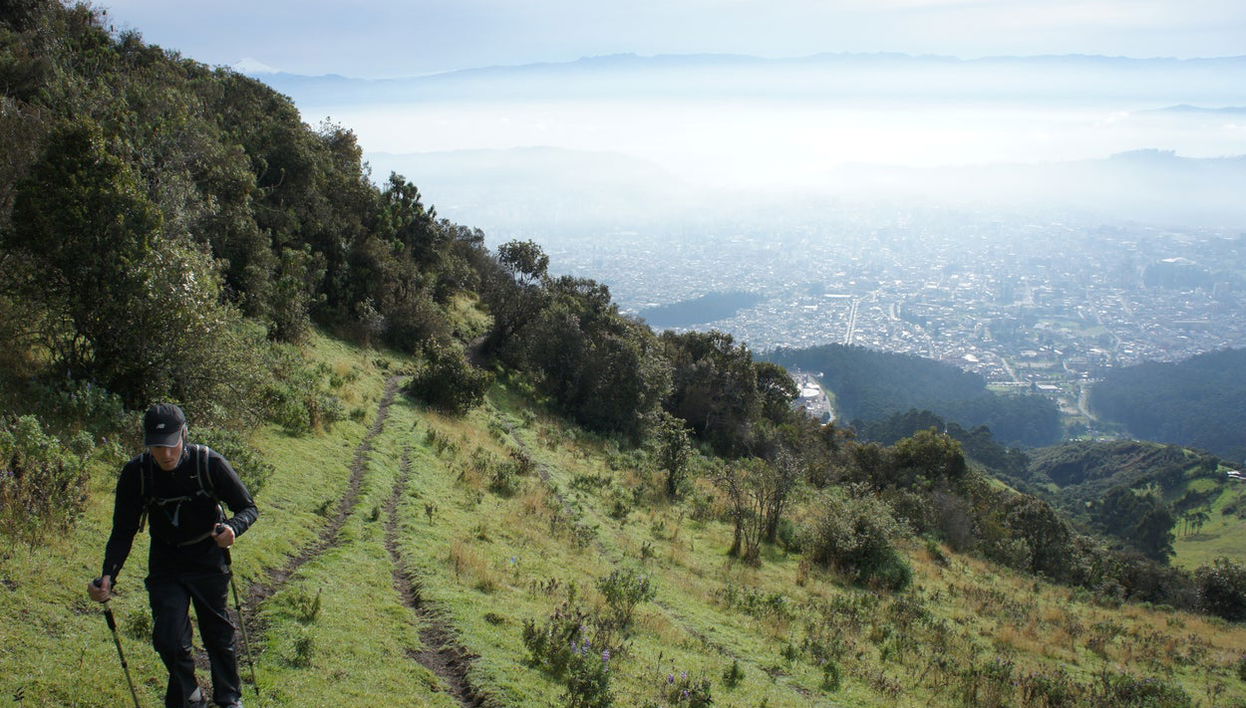 Ruco Pichincha Volcano Hike + Cable Car - Foto 1