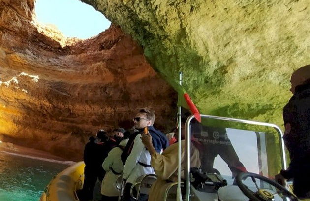 Paseo en barco por las cuevas de Benagil - Foto 2