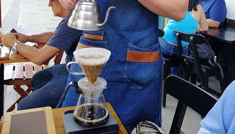 Aprendiendo nuevas técnicas para preparar café