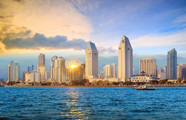 Paseo en barco al atardecer - Foto 1