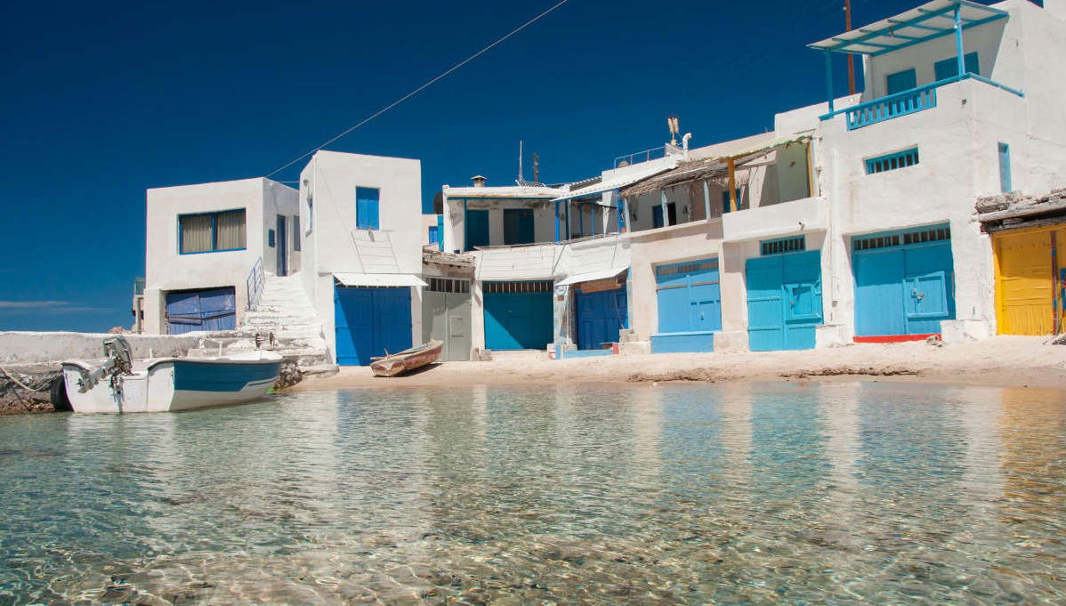 Balade en catamaran le long des plages de Milos - Photo 1