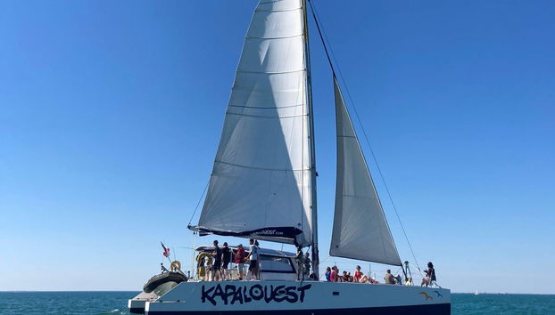 Navegando de catamarã junto a La Rochelle