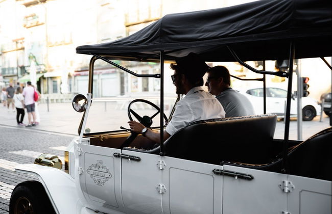 Tour privado en coche clásico por Oporto - Foto 3