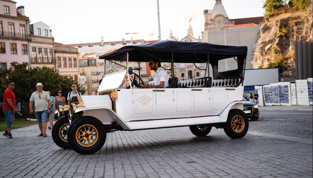 Tour privado en coche clásico por Oporto - Foto 1