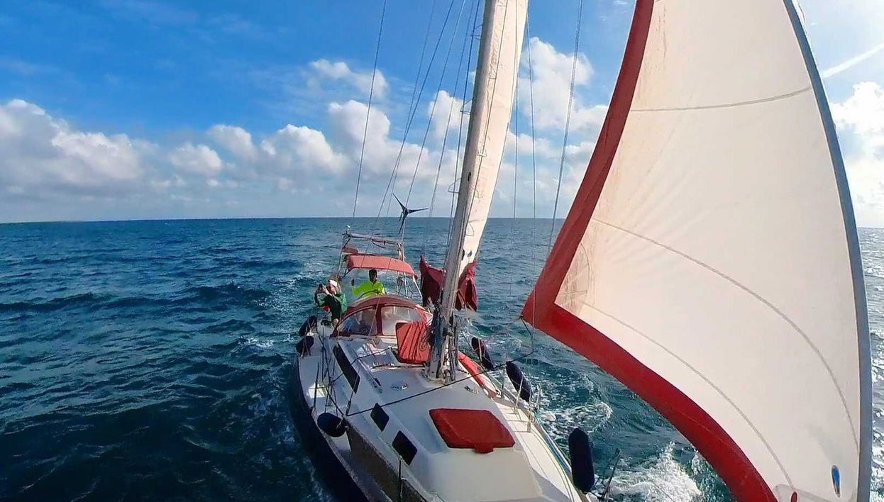 Paseo en barco al atardecer - Foto 1