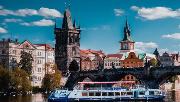 Paseo en barco por el río Moldava - Foto 2