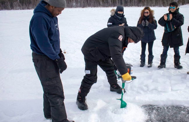 Pesca en el hielo en el Great Slave Lake - Foto 2
