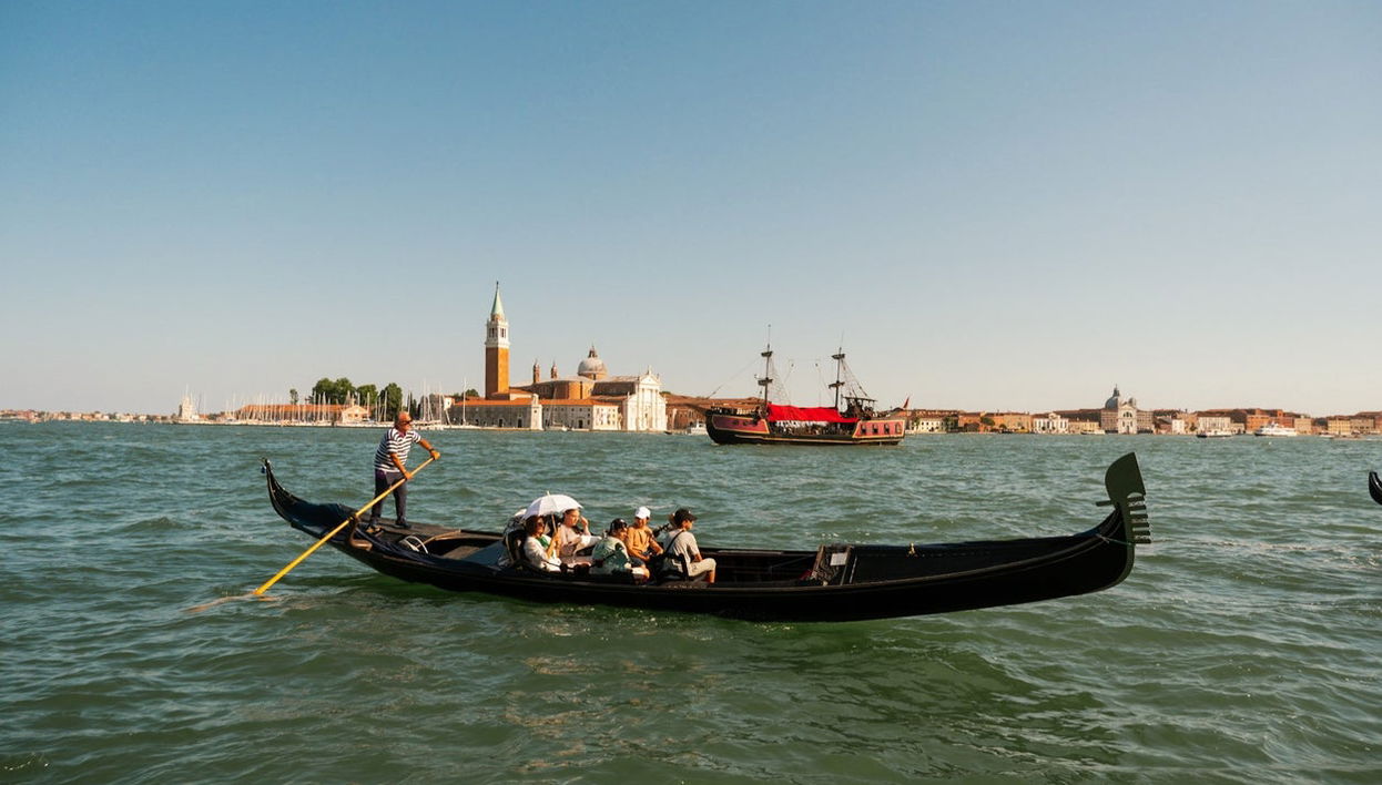 Giro in gondola sui canali e sotto il Ponte dei Sospiri - Foto 1