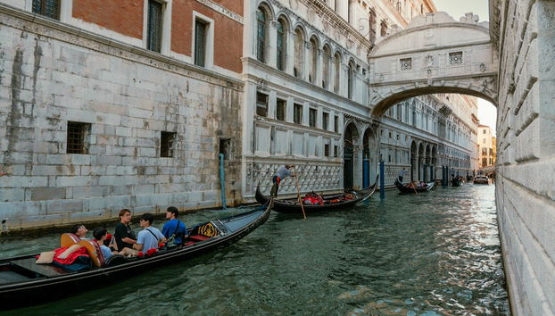Giro in gondola sui canali e sotto il Ponte dei Sospiri - Foto 3