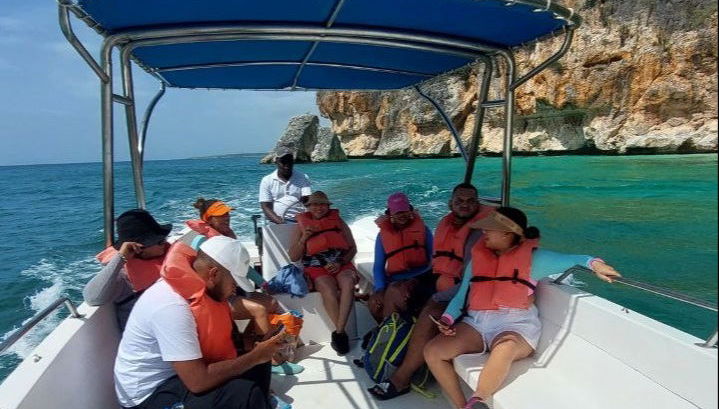 Tour en lancha por Bahía de las Águilas + Piscina Natural Timanye - Foto 1
