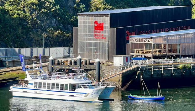 Atracando en el muelle del Museo Factoría Albaola de Pasajes