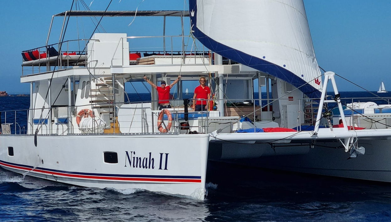 Excursión a Cala Blanca en catamarán - Foto 1