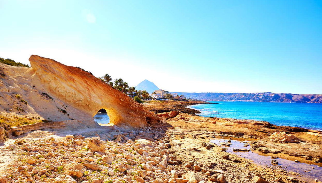 Excursión a Cala Blanca en catamarán - Foto 1