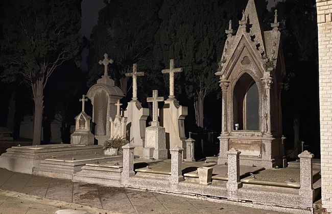 Tour nocturno por el cementerio de Los Remedios - Foto 1