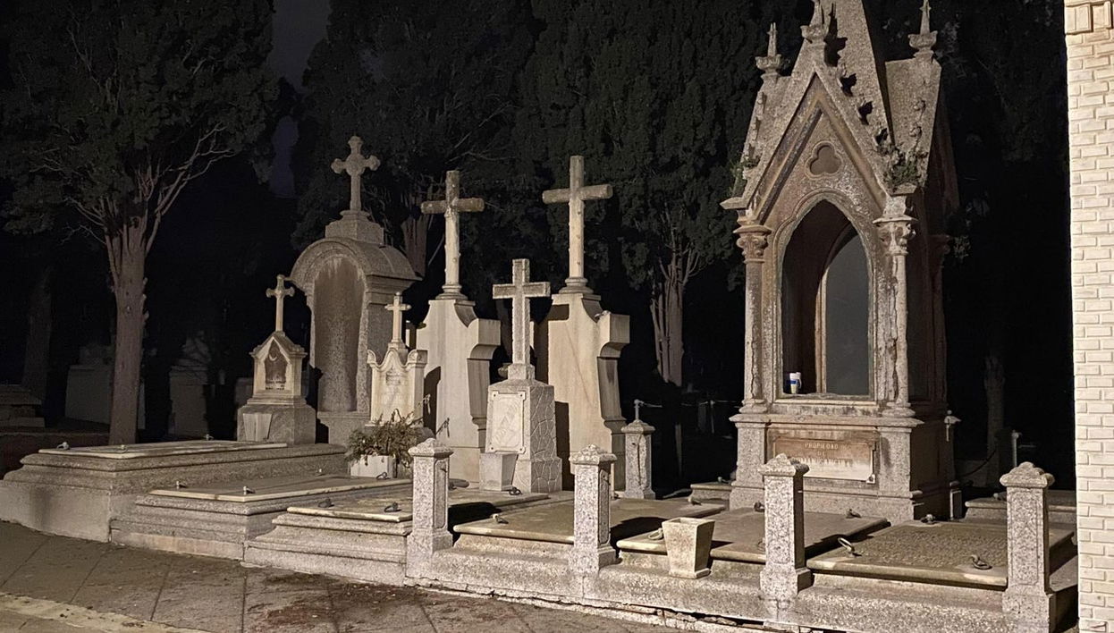 Tour nocturno por el cementerio de Los Remedios - Foto 1
