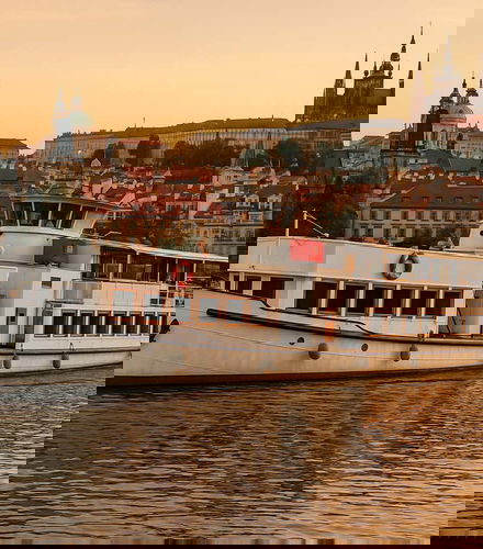 Foto de Paseo en barco vintage por Praga