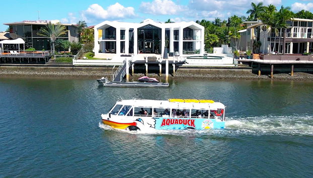 El autobús anfibio surcando las aguas del río Mooloolah