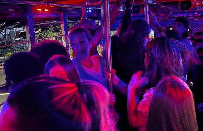 Tour nocturno en chiva rumbera + Degustación de comida callejera - Foto 6