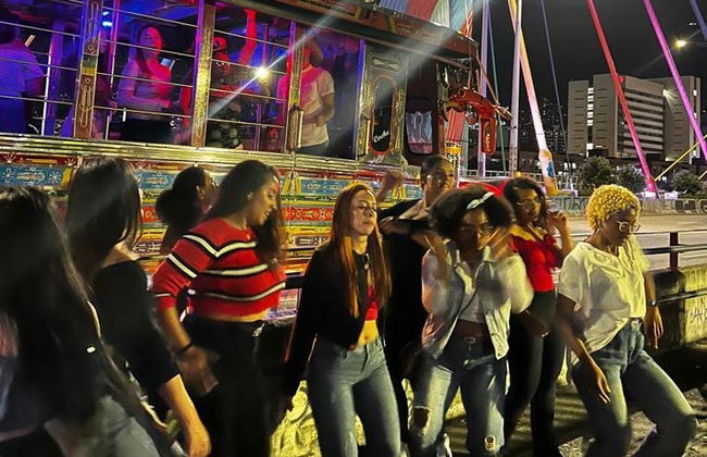 Tour nocturno en chiva rumbera + Degustación de comida callejera - Foto 3