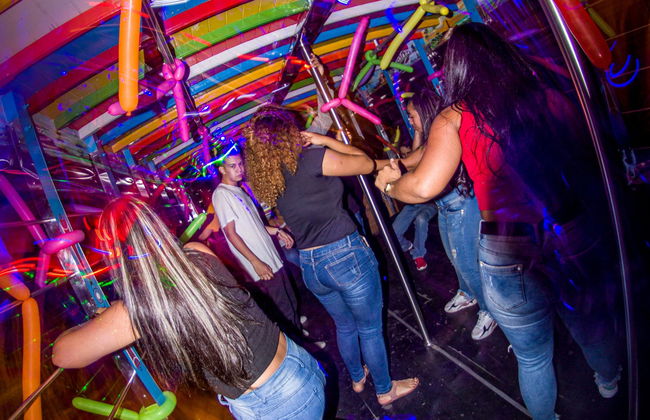 Tour nocturno en chiva rumbera + Degustación de comida callejera - Foto 4