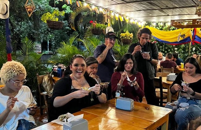 Tour nocturno en chiva rumbera + Degustación de comida callejera - Foto 5