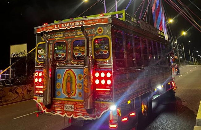 Tour nocturno en chiva rumbera + Degustación de comida callejera - Foto 2