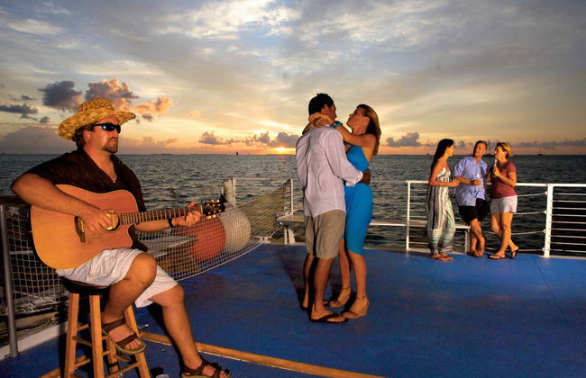 Paseo en barco al atardecer por Cayo Hueso - Foto 6