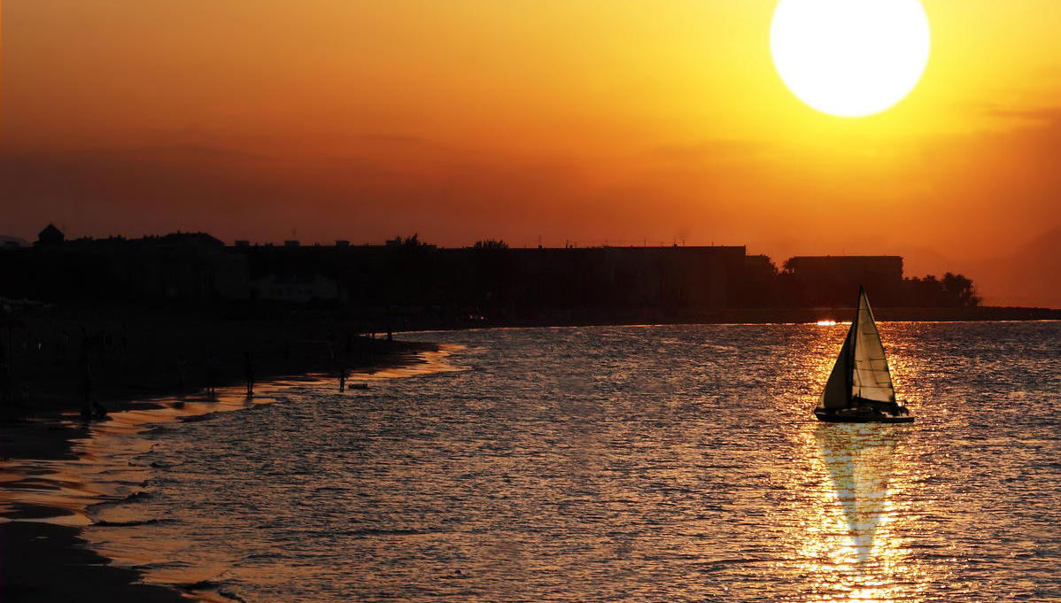 Passeio de catamarã ao entardecer - Foto 1