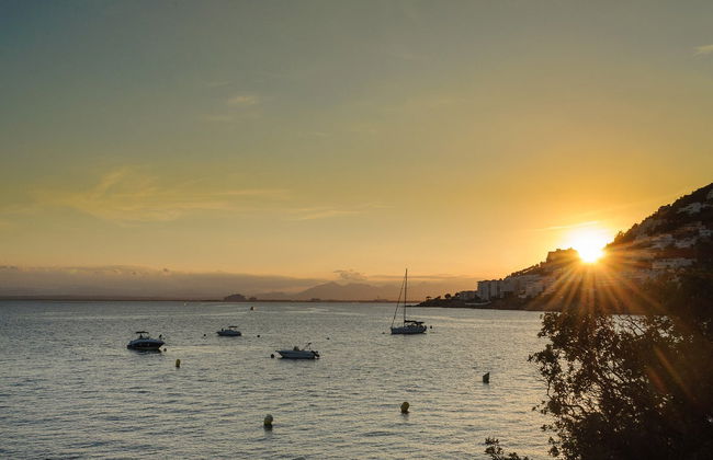 Paseo en catamarán al atardecer por la bahía de Rosas - Foto 1
