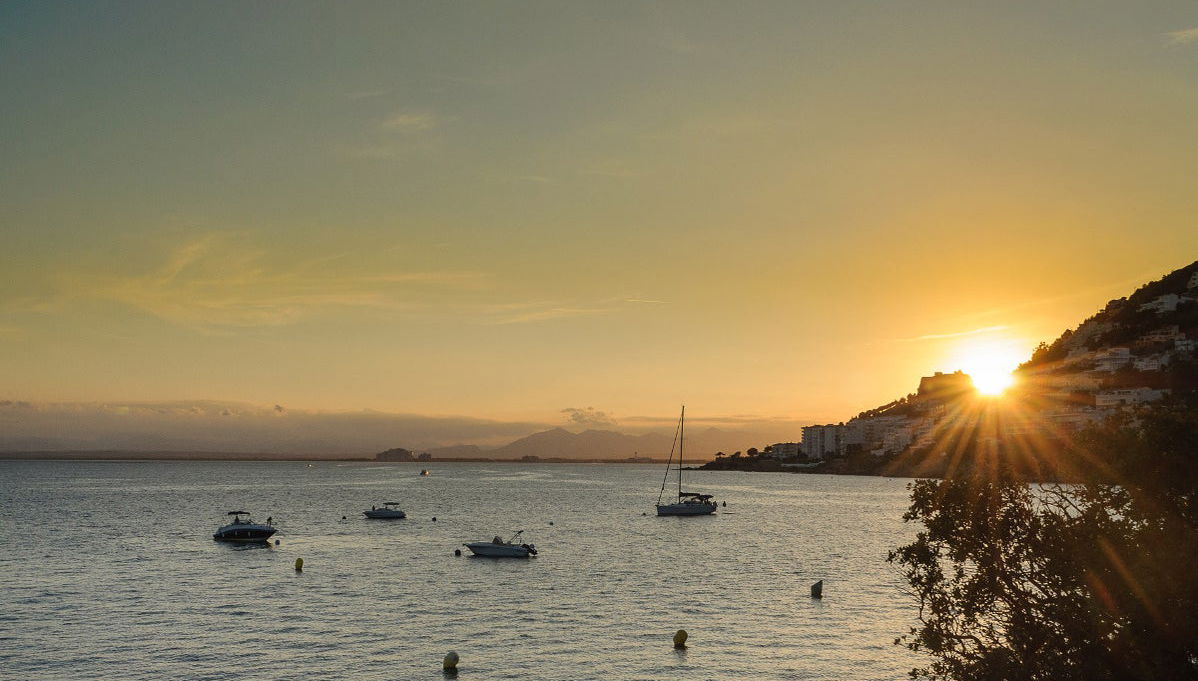Balade en catamaran dans la baie de Rosas au coucher de soleil - Photo 1
