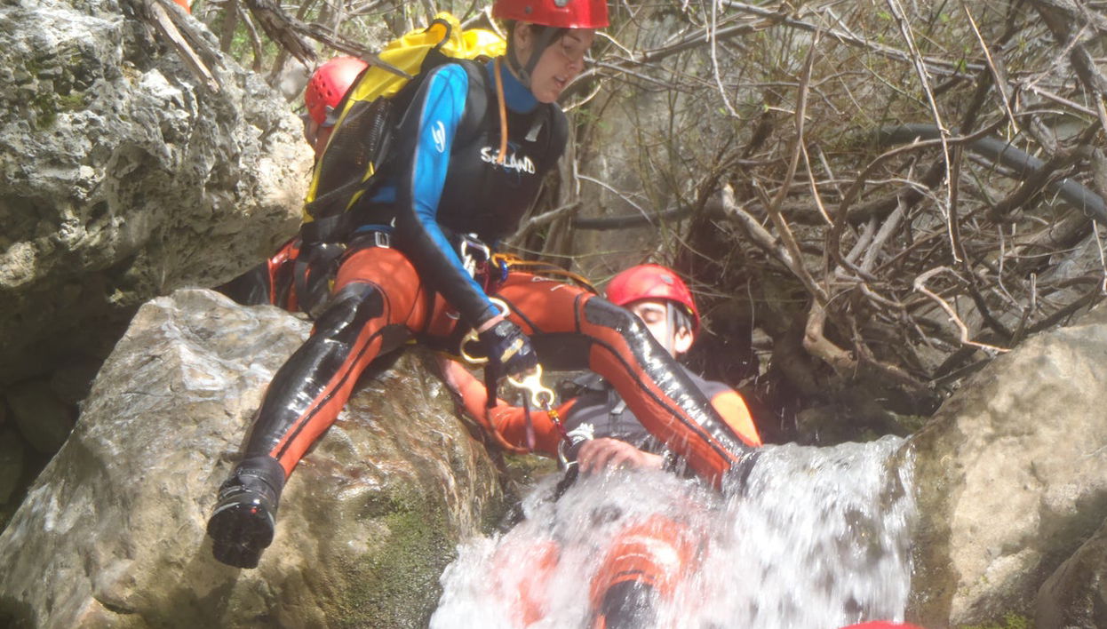 Barranquismo en la Sierra de las Nieves - Foto 1