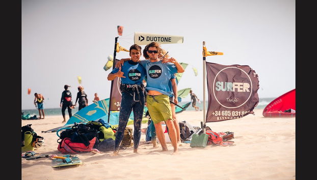 Posando junto al profesor del curso de surf