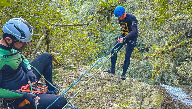 Discesa in corda doppia alle cascate di Praia Grande - Foto 2