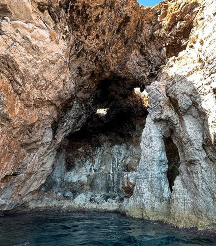 Foto de Tour en kayak por las cuevas marinas de Es Canutells