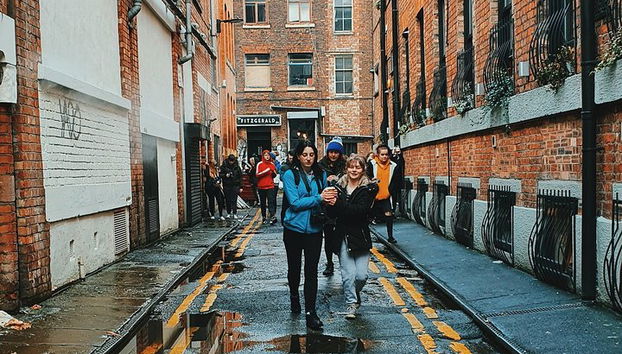Jóvenes fotógrafos explorando las calles secundarias del Barrio Norte
