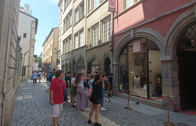 Private tour of old Lyon - 2 hours - Photo 2