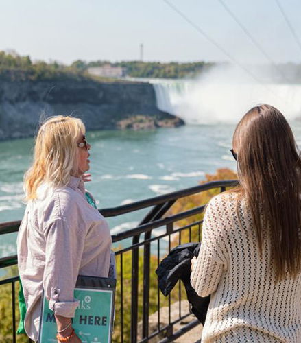 Foto de Exclusive First on the Boat Niagara Falls and Journey Behind the Falls Tour