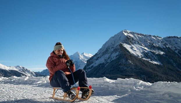 Balade en luge en bois dans la neige