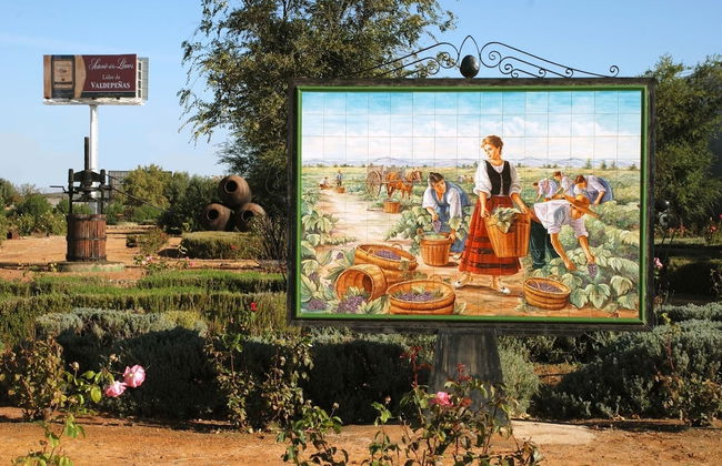 Visita a la bodega Los Llanos y la Cueva del Arte - Foto 2