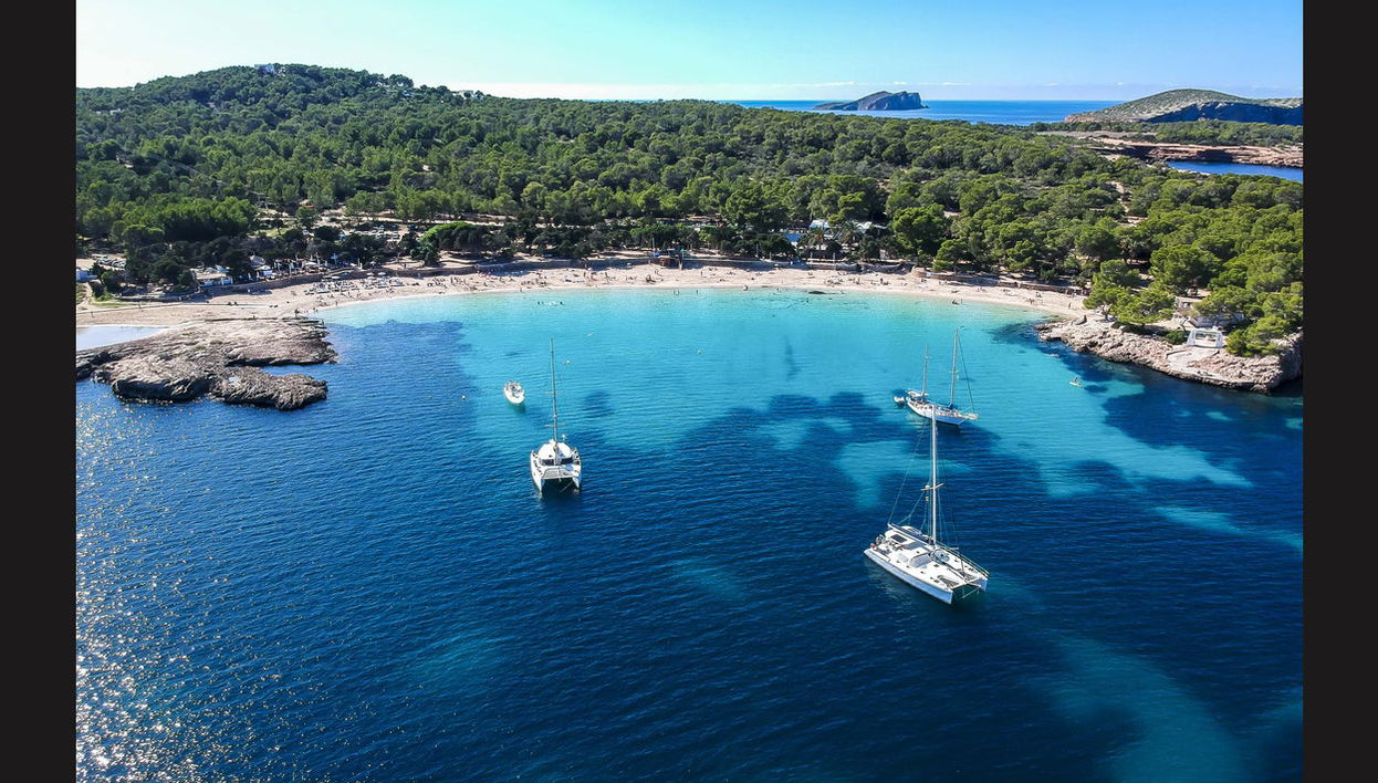 Balade en bateau à moteur aux plages et criques d'Ibiza - Photo 1
