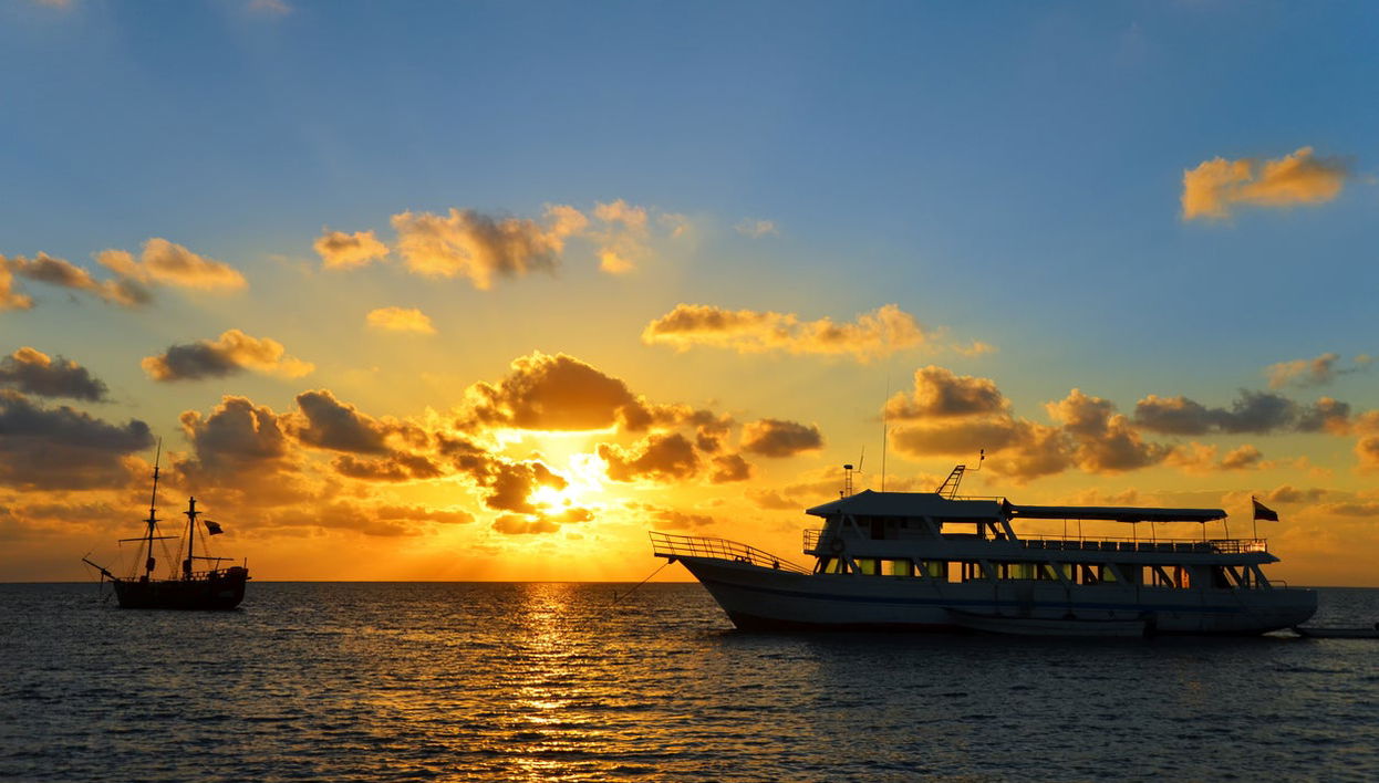 Paseo en barco al amanecer - Foto 1