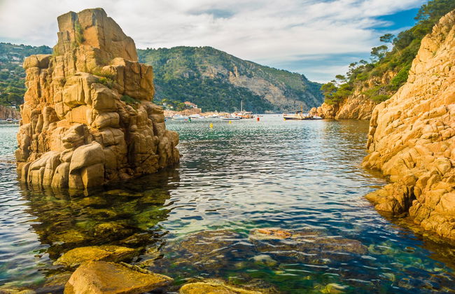 Paseo en catamarán por Montgrí + Snorkel en las islas Medas - Foto 1