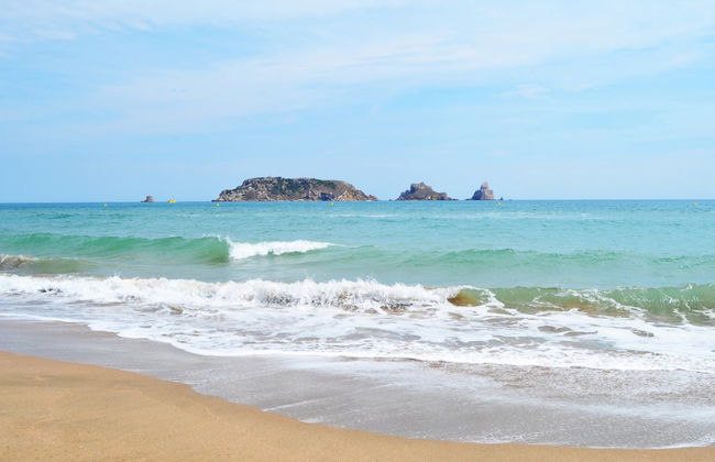 Paseo en catamarán por Montgrí + Snorkel en las islas Medas - Foto 3