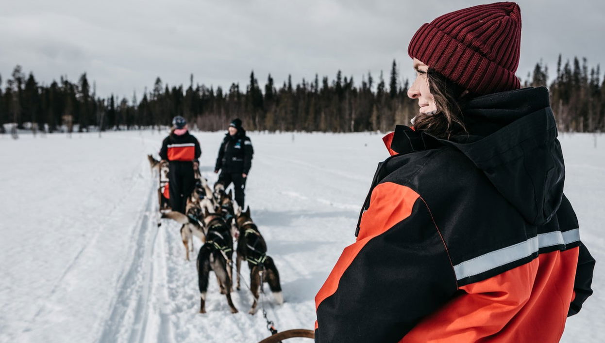 Balade en traîneau tiré par des chiens husky - Photo 1