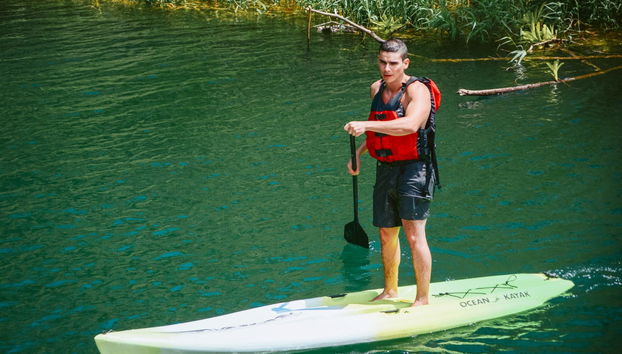 Praticando paddle surf na lagoa Arenal
