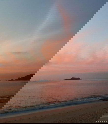 Foto de Barco por la bahía de Santa Cruz al amanecer