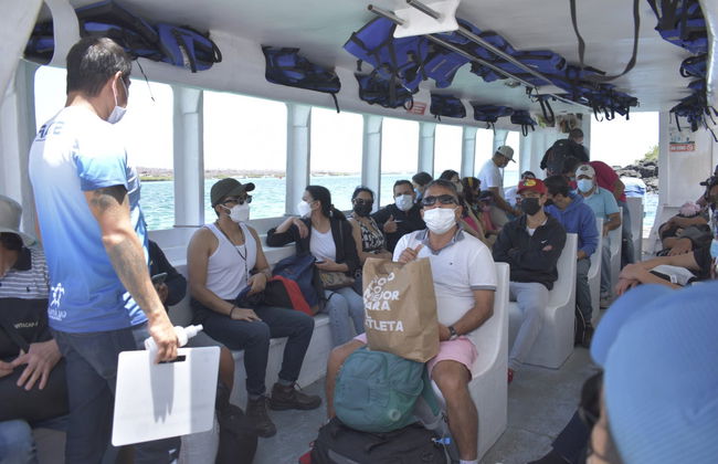 Transporte entre el Aeropuerto de Galápagos y la Isla de Santa Cruz - Foto 5