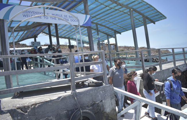 Transporte entre el Aeropuerto de Galápagos y la Isla de Santa Cruz - Foto 4